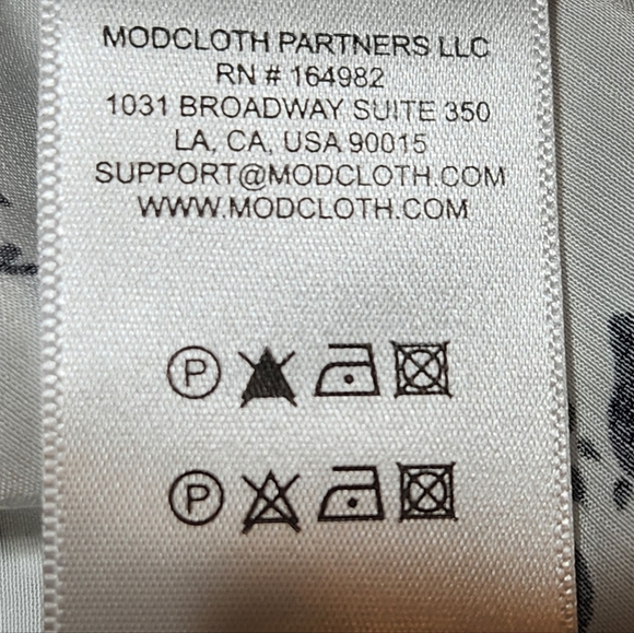 EUC MODCLOTH WHITE WRAP BLOUSE WITH BLACK ANIMAL NOVELTY FOOT PRINTS SZ S - Picture 9 of 9